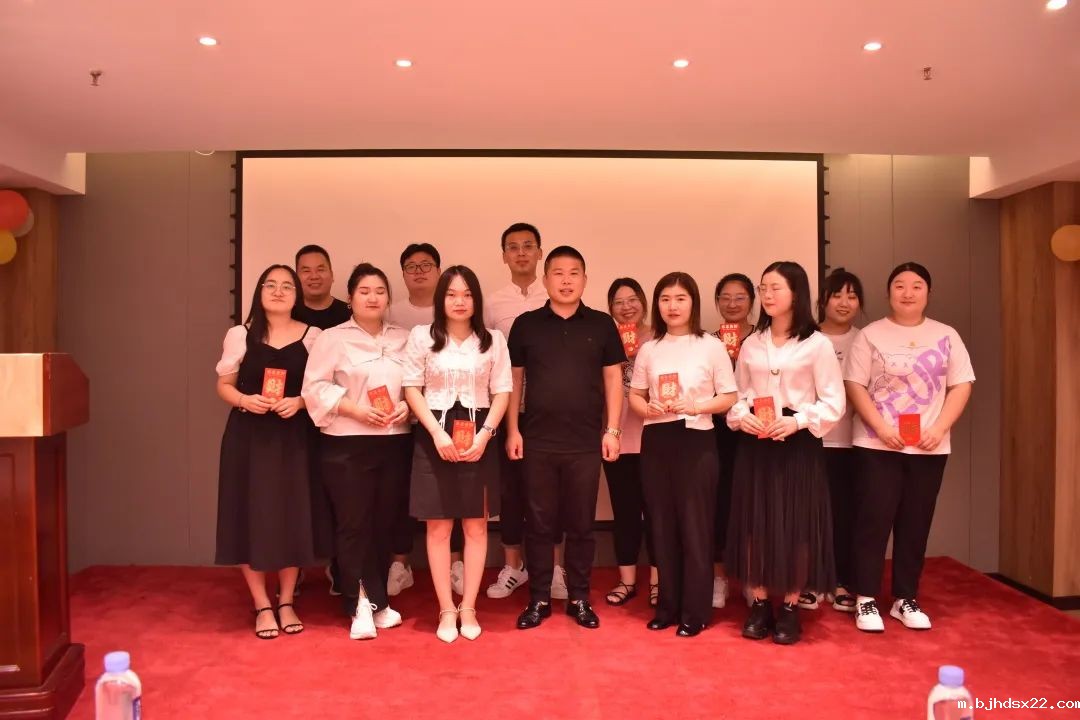 世预赛直播入口在线集团优秀员工合影 世预赛直播入口在线集团优秀员工合影