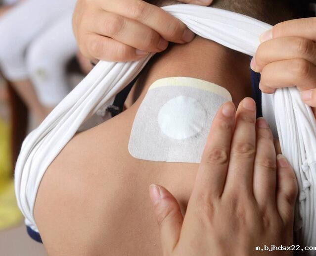 膏药贴了痒是见效了吗？如何正确使用膏药来治疗疼痛和炎症。